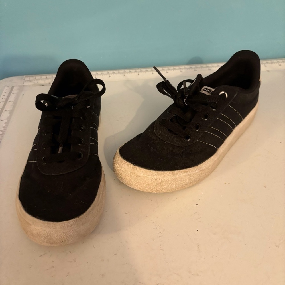 🛍3/$30 Adidas kids black low top lace up shoe in size 3.5